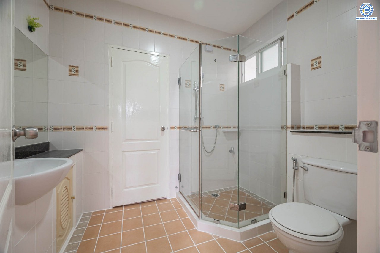 บ้านเดี่ยวมือสอง โครงการ เดอะวอเตอร์เฮ้าส์ กาญจนาฯ-บางบอน รองรับทุกความสุข เนื้อที่ 117.1 ตร.ว. ฟังก์ชัน 5 ห้องนอน 4 ห้องน้ำ 1 ห้องอเนกประสงค์ 1 ห้องแม่บ้าน จอดรถได้ 1 คัน บนทำเลใกล้รถไฟฟ้าสายสีน้ำเงิน "สถานีหลัก2" และจุดขึ้นทางด่วน "พระราม2" และ The Mall บางแค